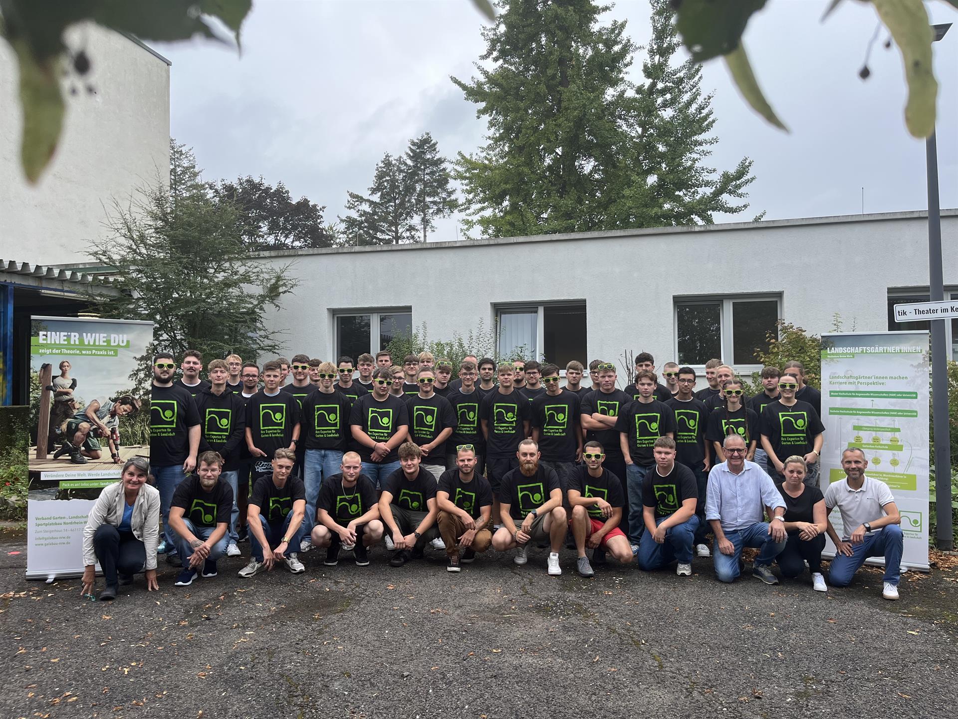 Gruppenfoto der neuen Auszubildenden im Garten- und Landschaftsbau in Bonn