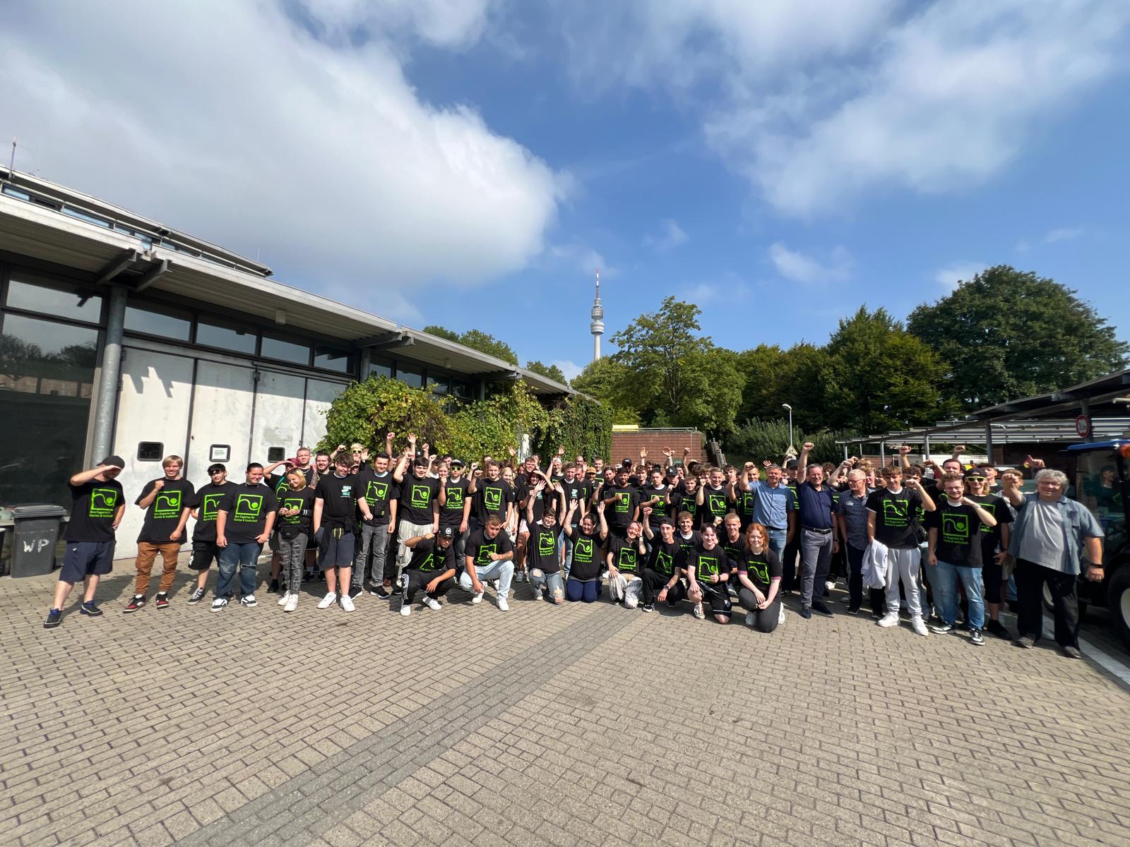 Gruppenfoto der neuen Auszubildenden im Garten- und Landschaftsbau in Dortmund 