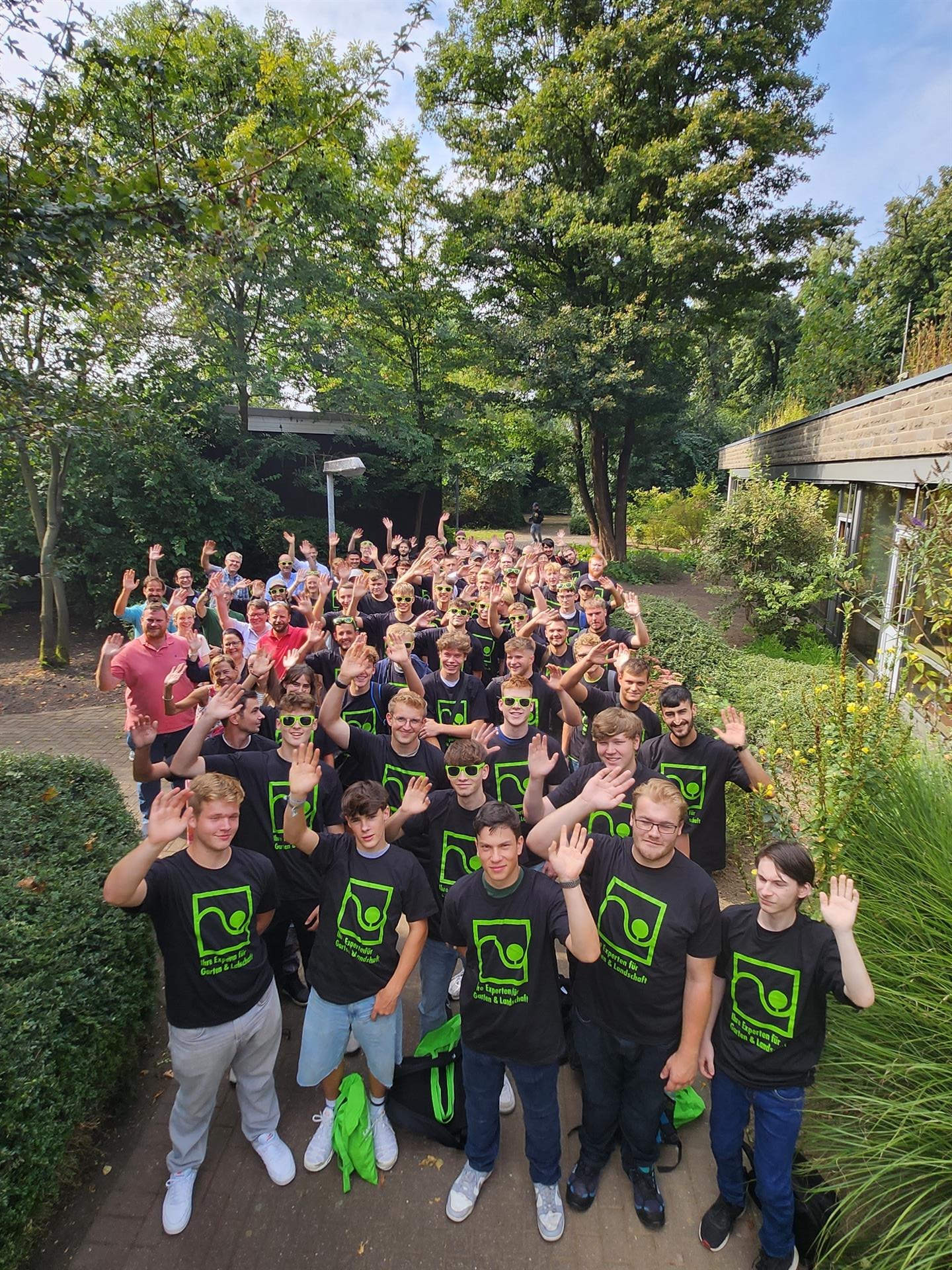 Gruppenfoto der neuen Auszubildenden im Garten- und Landschaftsbau in Düsseldorf