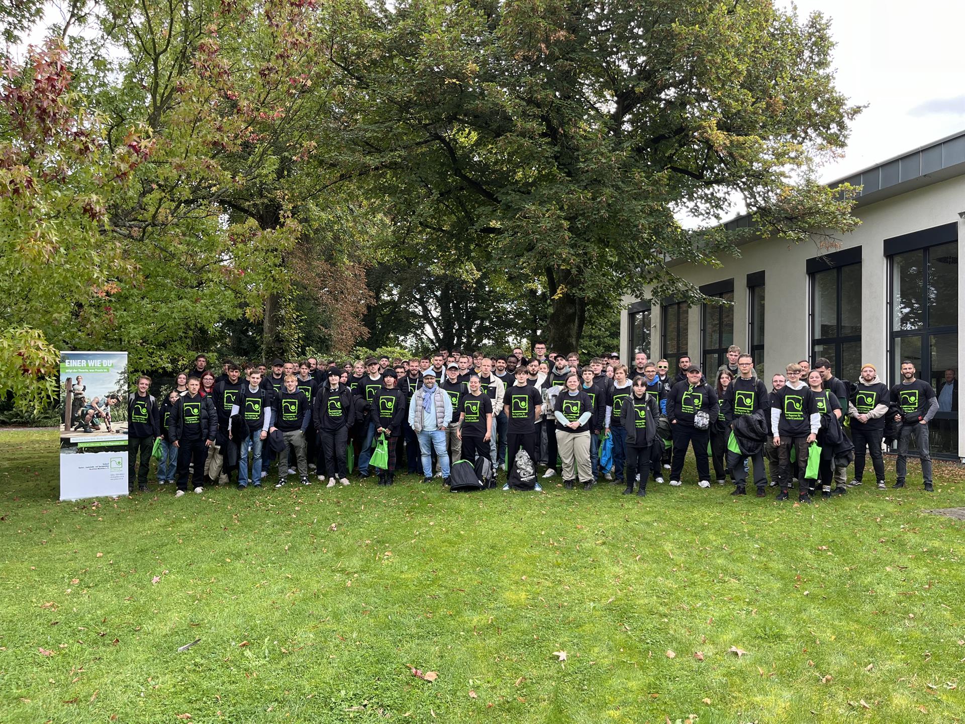 Gruppenfoto der neuen Auszubildenden im Garten- und Landschaftsbau in Essen 