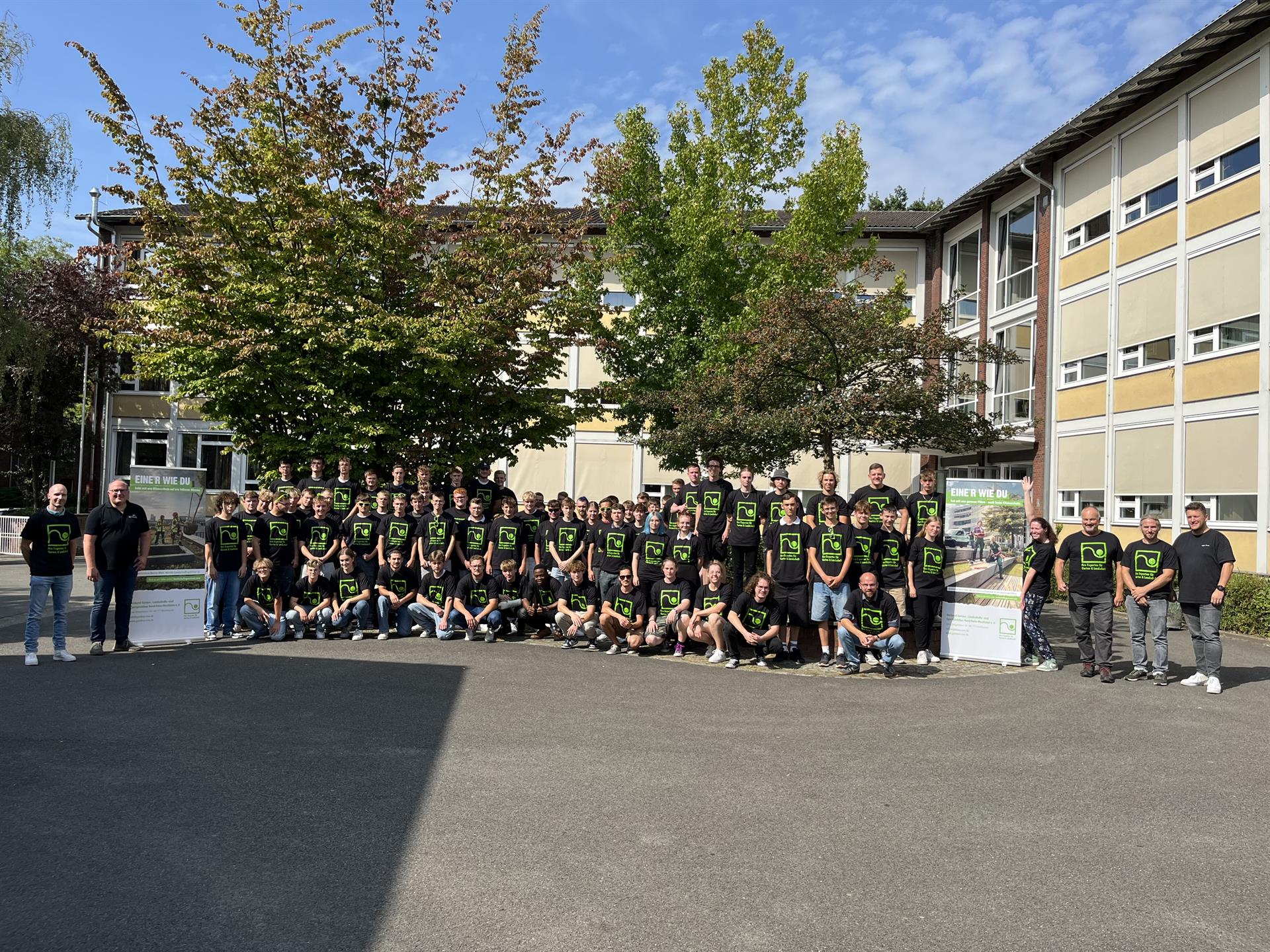 Gruppenfoto der neuen Auszubildenden im Garten- und Landschaftsbau in Münster