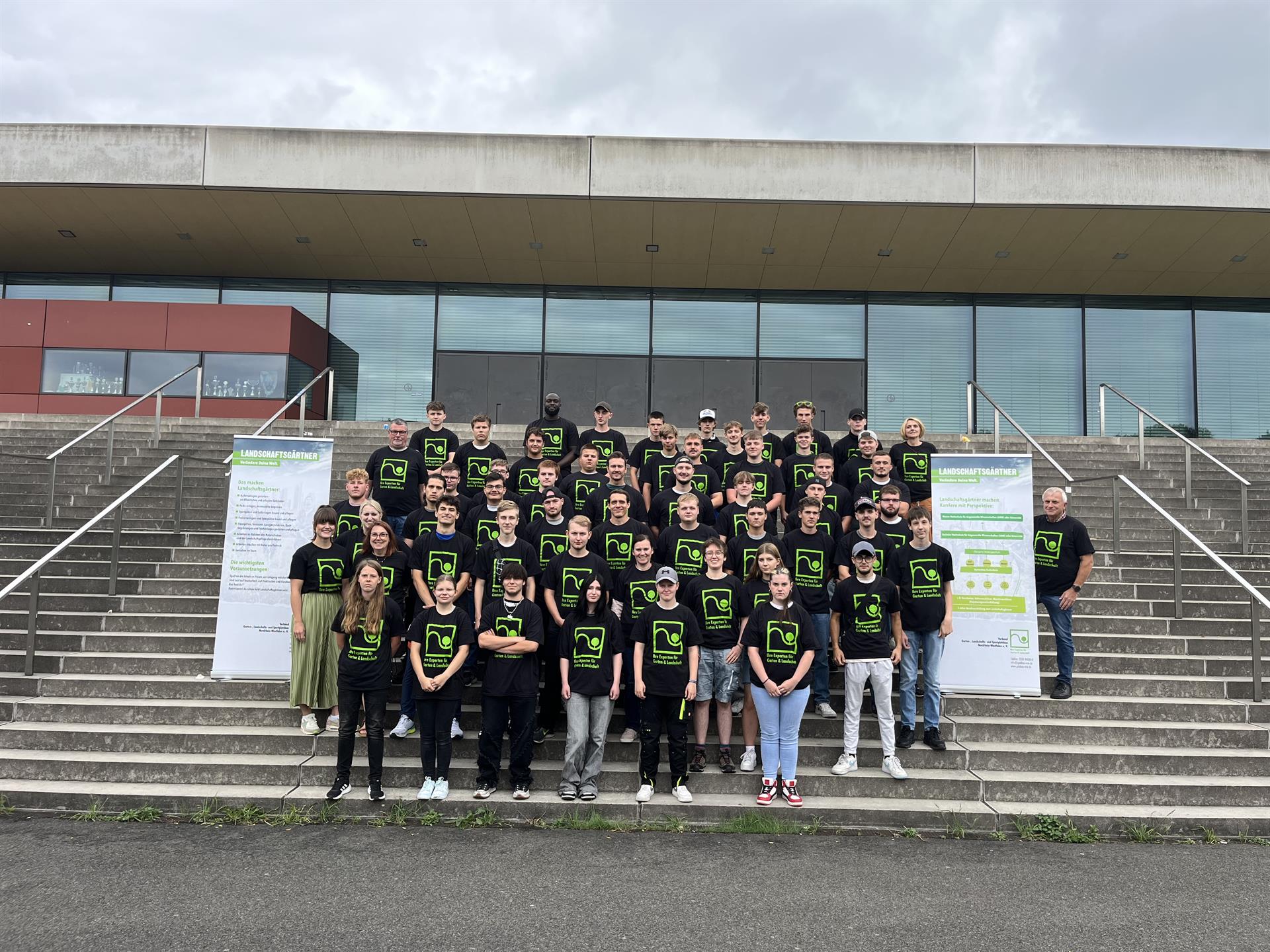 Gruppenfoto der neuen Auszubildenden im Garten- und Landschaftsbau in Recklinghausen 