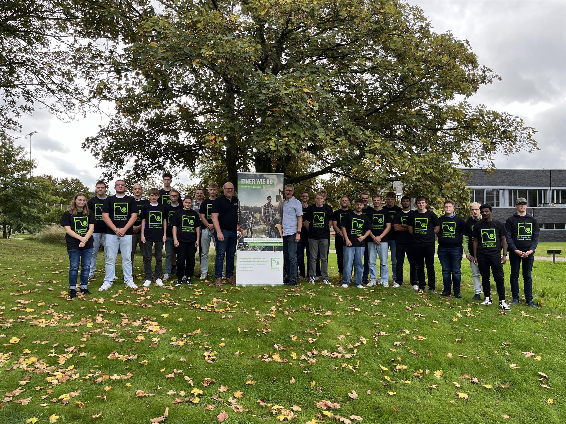 Gruppenfoto der neuen Auszubildenden im Garten- und Landschaftsbau in Steinfurt