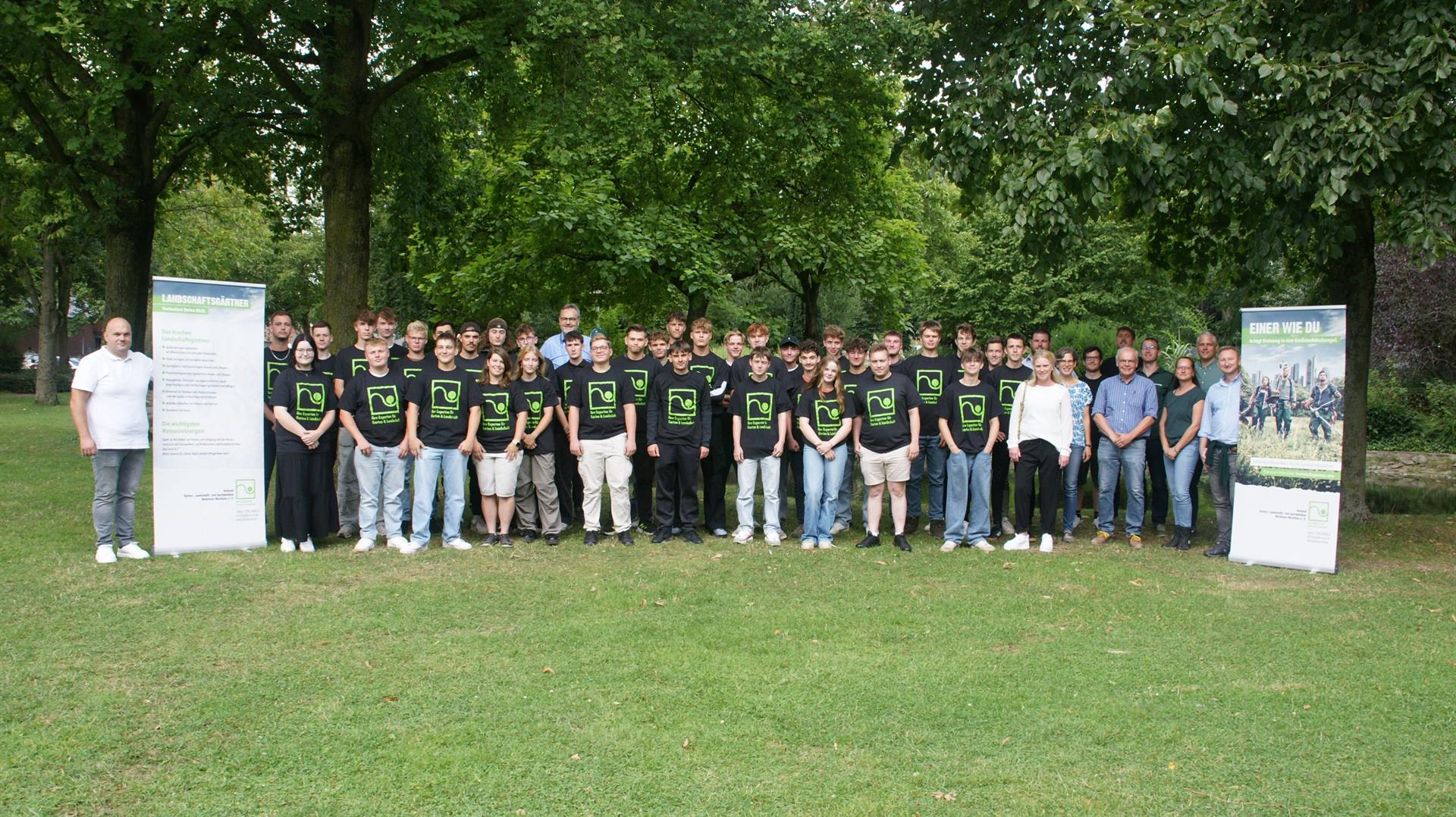 Gruppenfoto der neuen Auszubildenden im Garten- und Landschaftsbau in Wesel