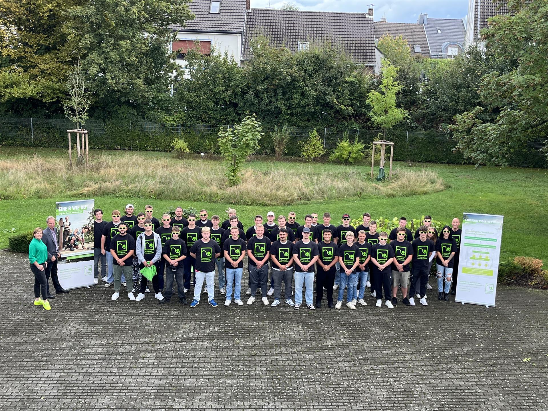 Gruppenfoto der neuen Auszubildenden im Garten- und Landschaftsbau in Willich 